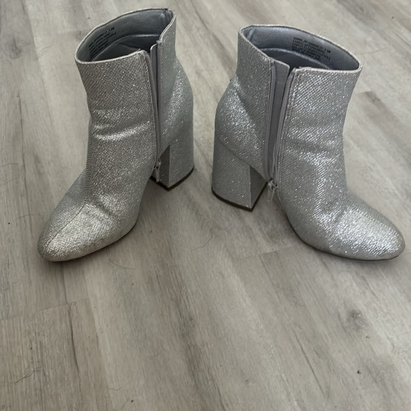 7.5 booties great for going out and very comfortable! Worn 1x!! - Picture 2 of 3